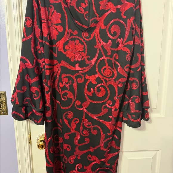 Elegant Red and Black Floral Dress - Picture 3 of 5